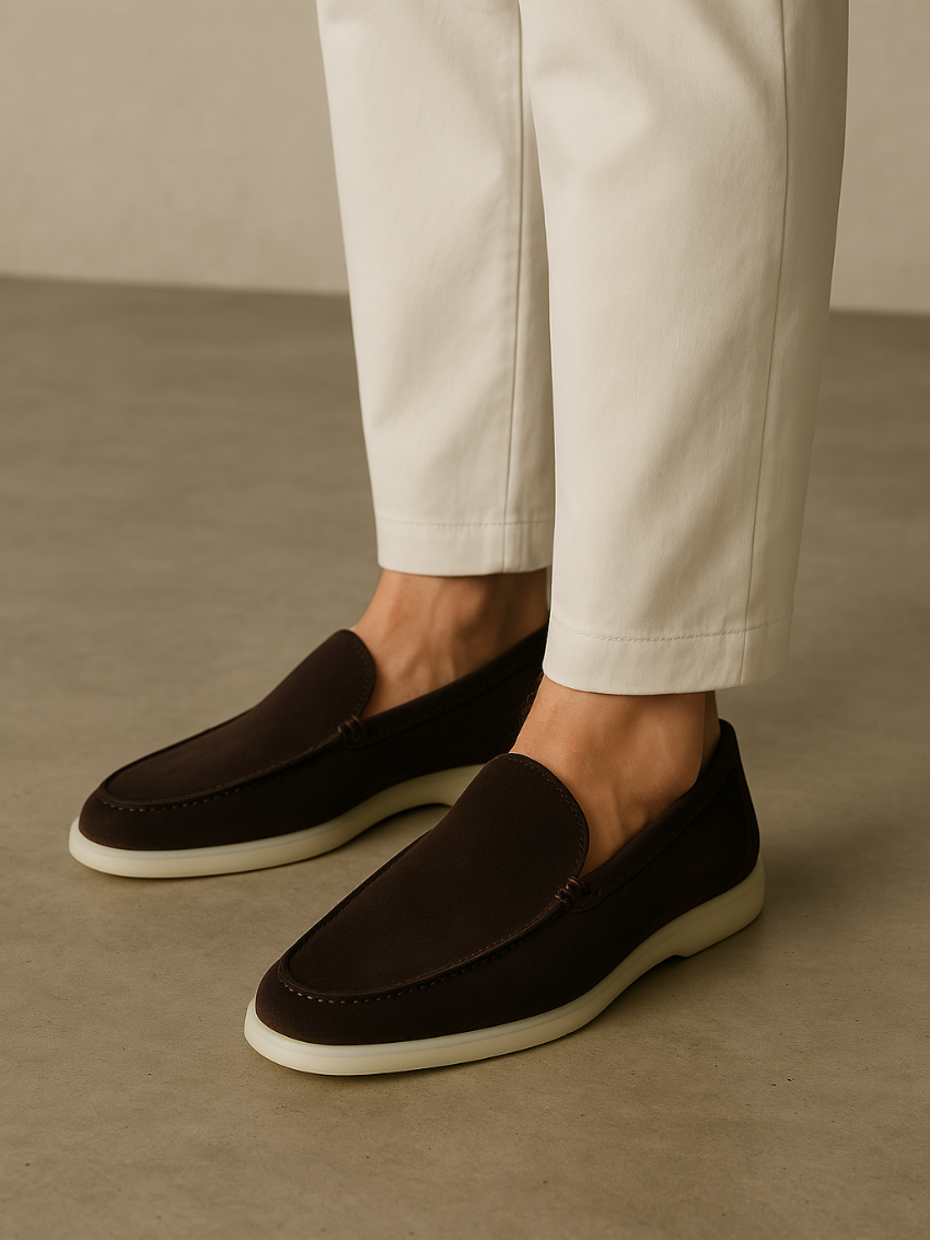 Det mørkebrune ruskind loafers