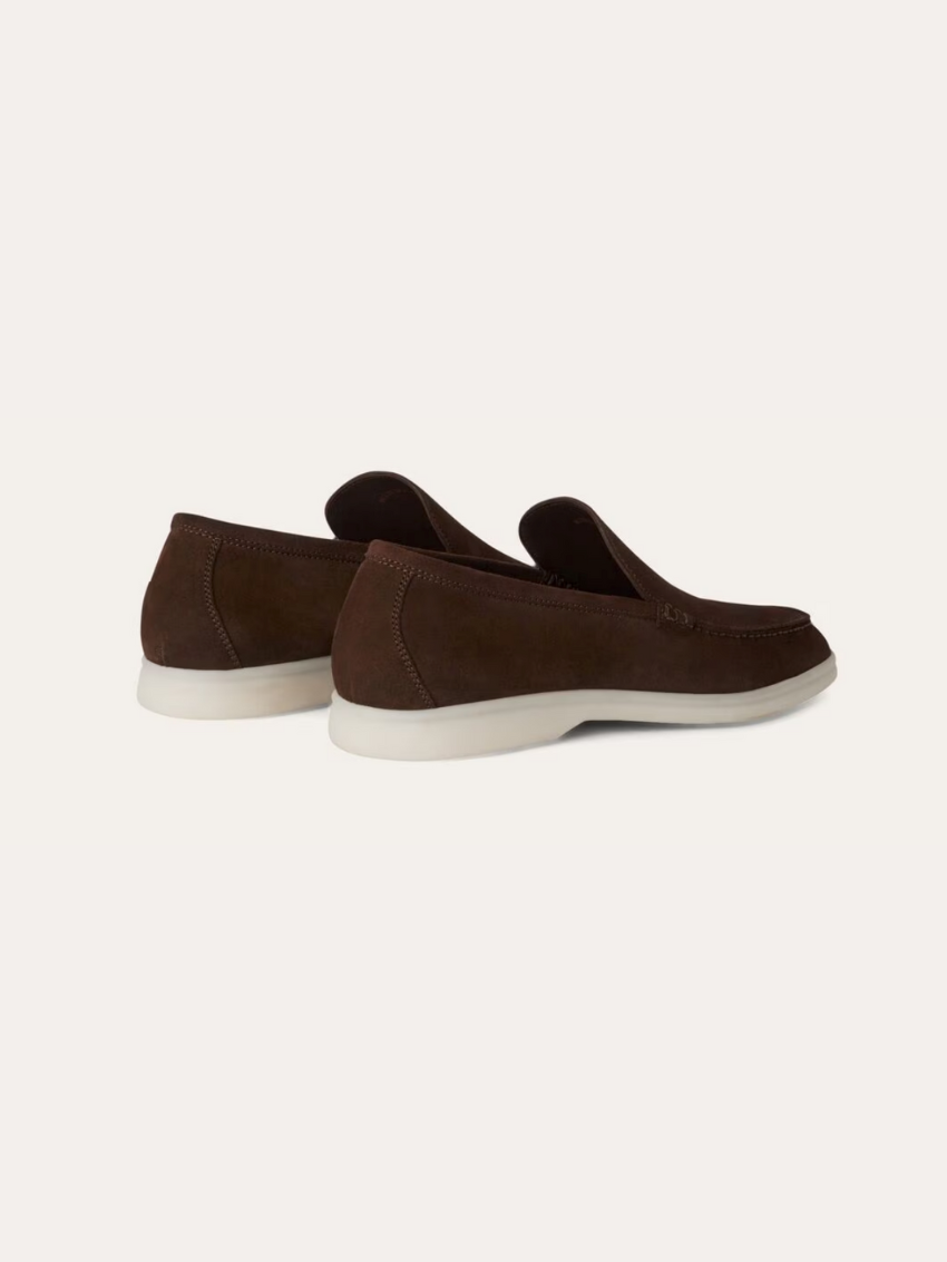 Det mørkebrune ruskind loafers