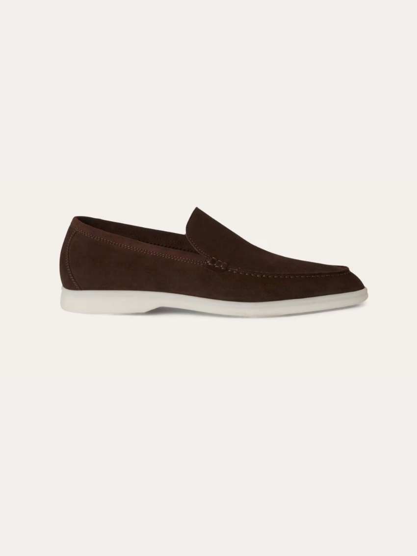 Det mørkebrune ruskind loafers